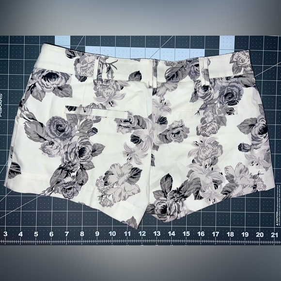 Guess Shorts, Women’s 25, white with grayscale flower print, NWT - Picture 5 of 6